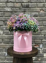 Цветочная композиция из Гипсофила и Розы в шляпной коробке в Починки