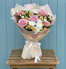 Букет цветов из:  Гвоздики, Орхидеи и Розы в Починки
