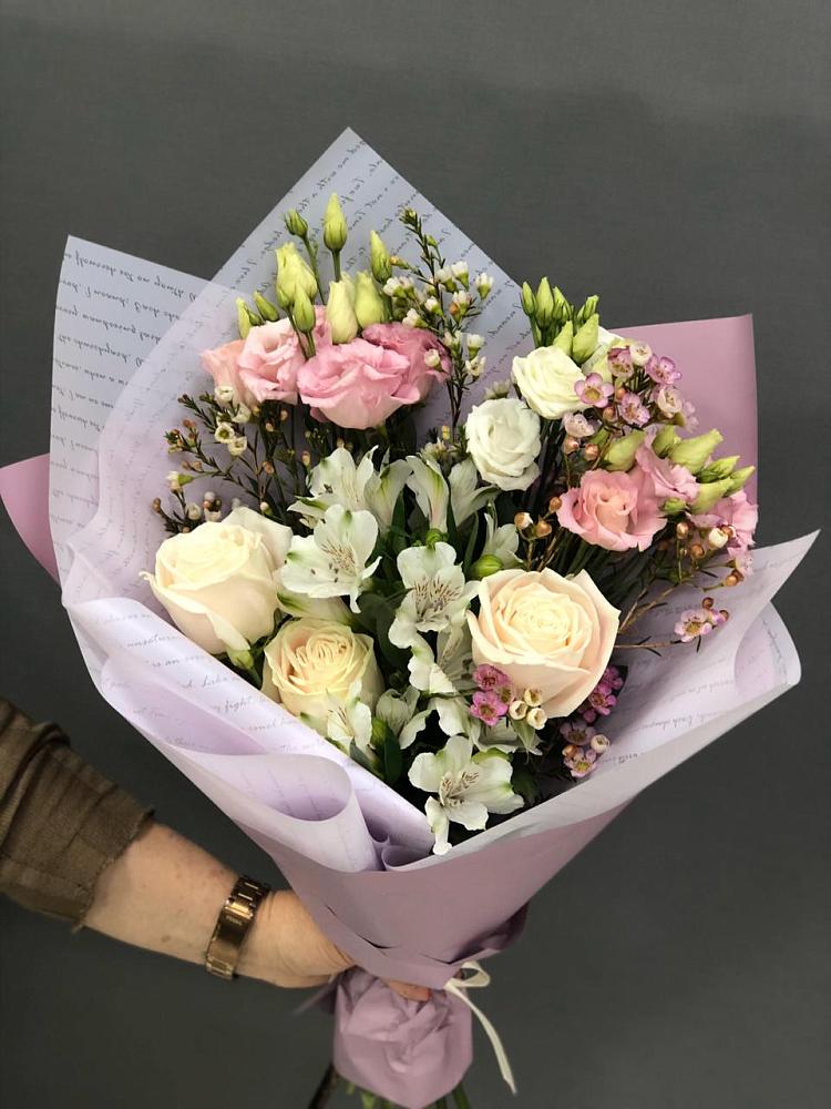 Букет цветов из: Альстромерии, Розы и Лизиантусы в Починки