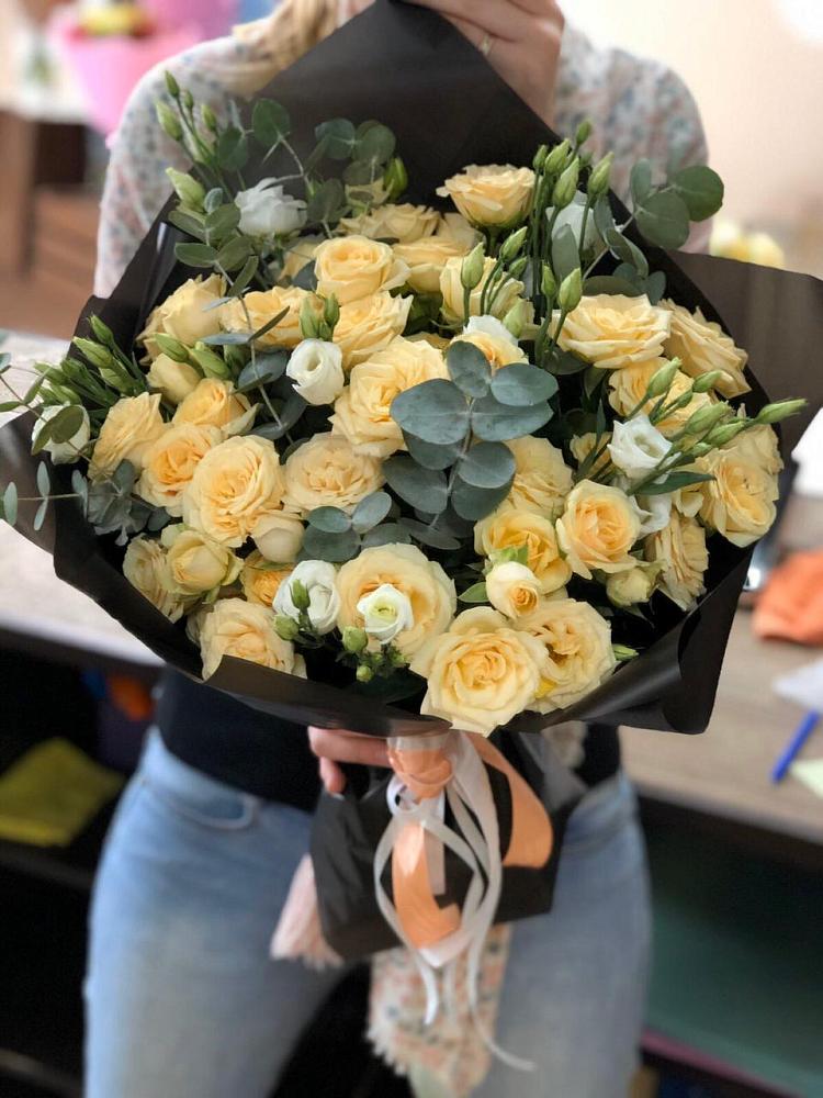 Букет цветов из: Розы и Лизиантусы в Починки