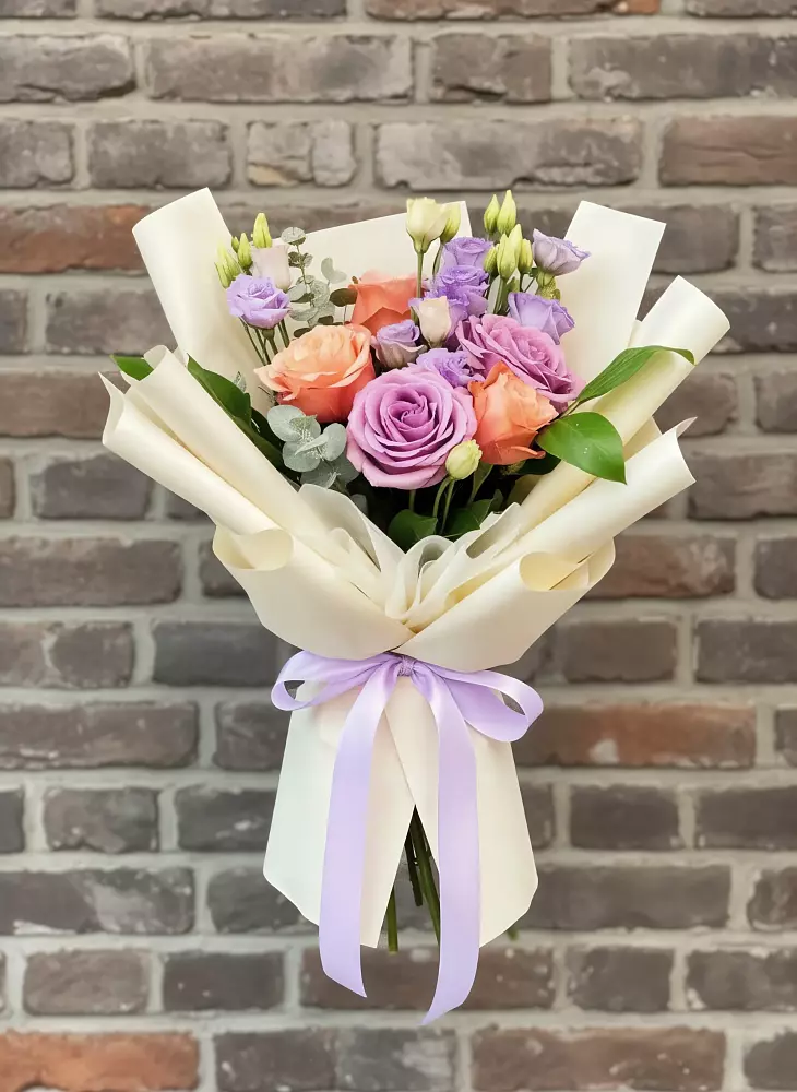 Букет цветов из: Лизиантусы и Розы в Починки