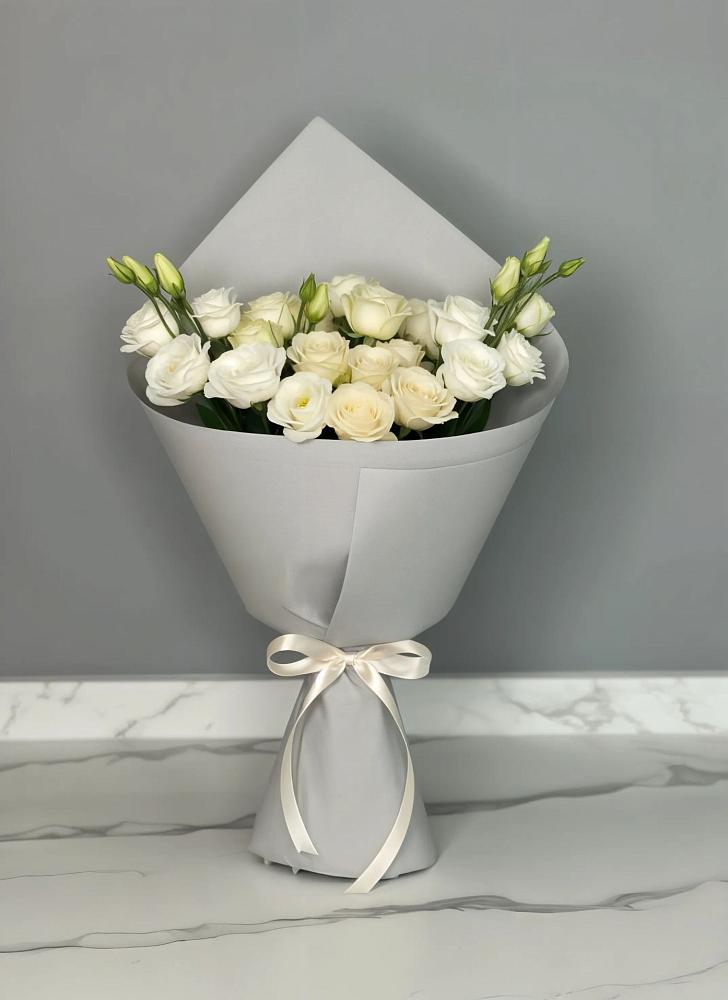 Букет цветов из: Розы и Лизиантусы в Починки