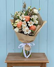 Букет цветов из:  Альстромерии, Лизиантусы, Розы и Хризантемы в Починки