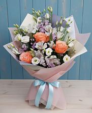 Букет цветов из:  Лизиантусы, Розы, Альстромерии и Гипсофила в Починки