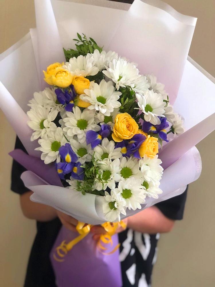 Букет цветов из: Ирисы, Хризантемы и Розы в Починки