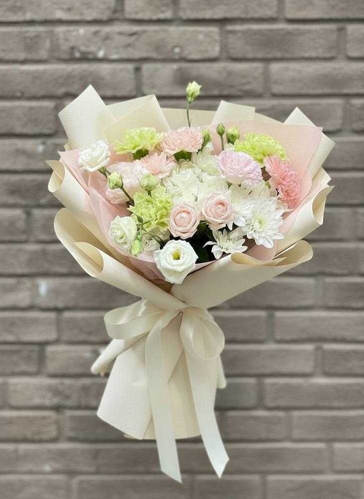 Букет цветов из: Гвоздики, Розы, Лизиантусы и Хризантемы в Починки