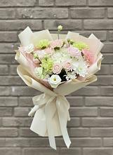 Букет цветов из:  Гвоздики, Розы, Лизиантусы и Хризантемы в Починки