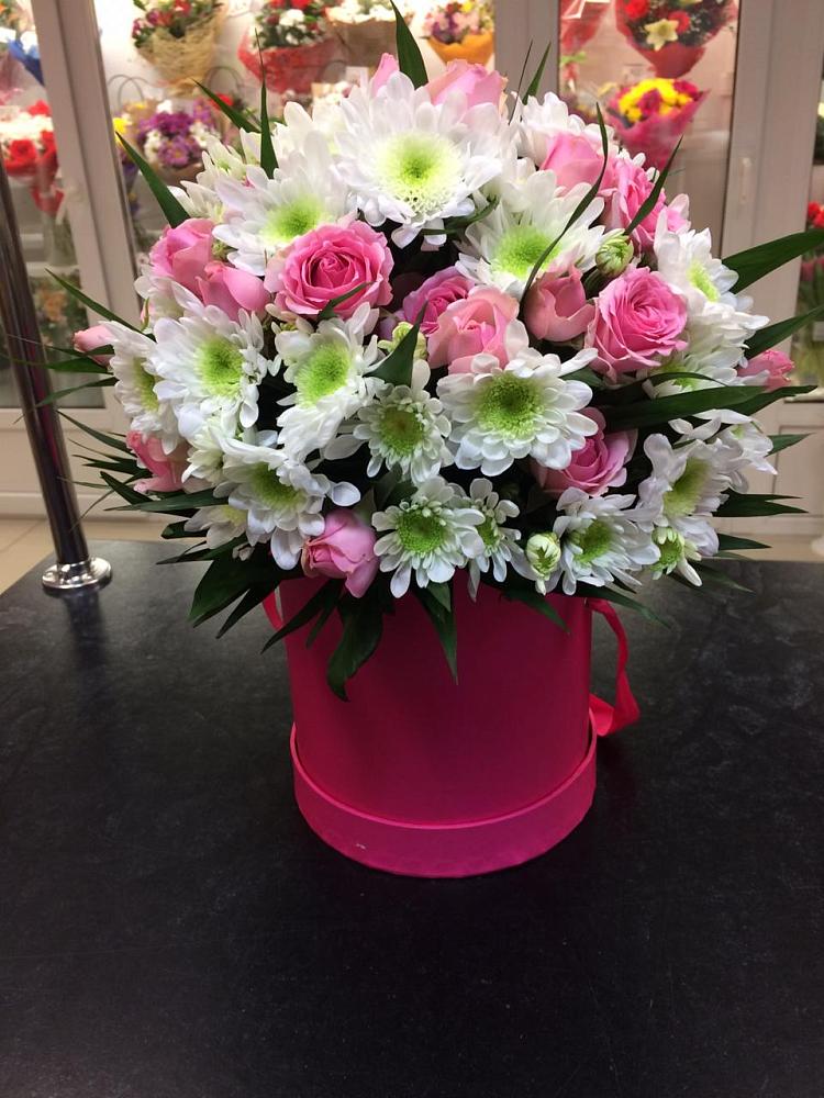 Цветочная композиция из Розы и Хризантемы в шляпной коробке в Починки