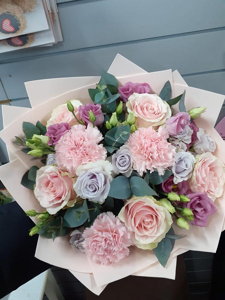 Букет цветов из: Розы, Гвоздики и Лизиантусы в Починки