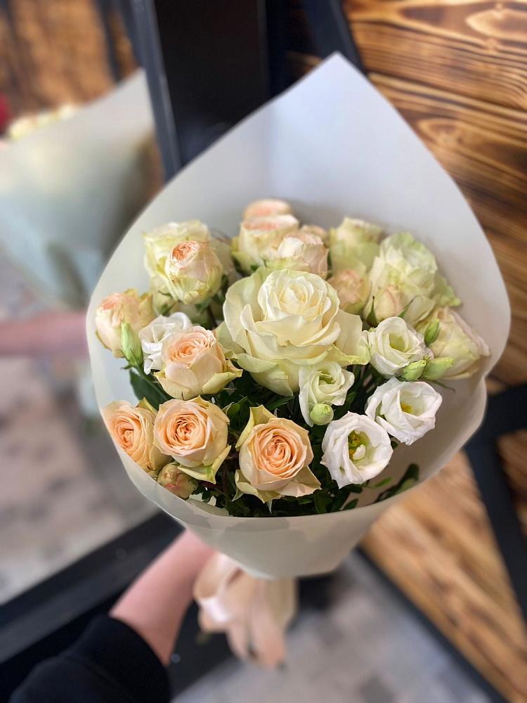 Букет цветов из: Розы и Лизиантусы в Починки